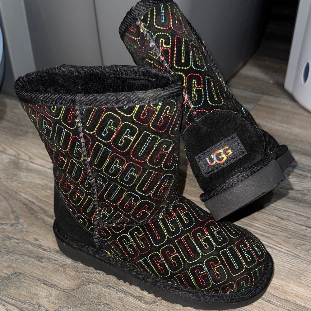 UGG Classic II Graphic Stitch  Black Sz 13